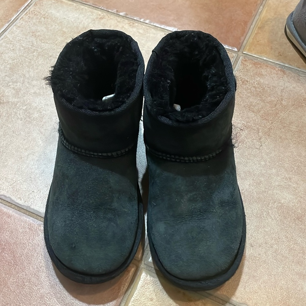 Kids classic ultra mini Uggs black suede. Size 13